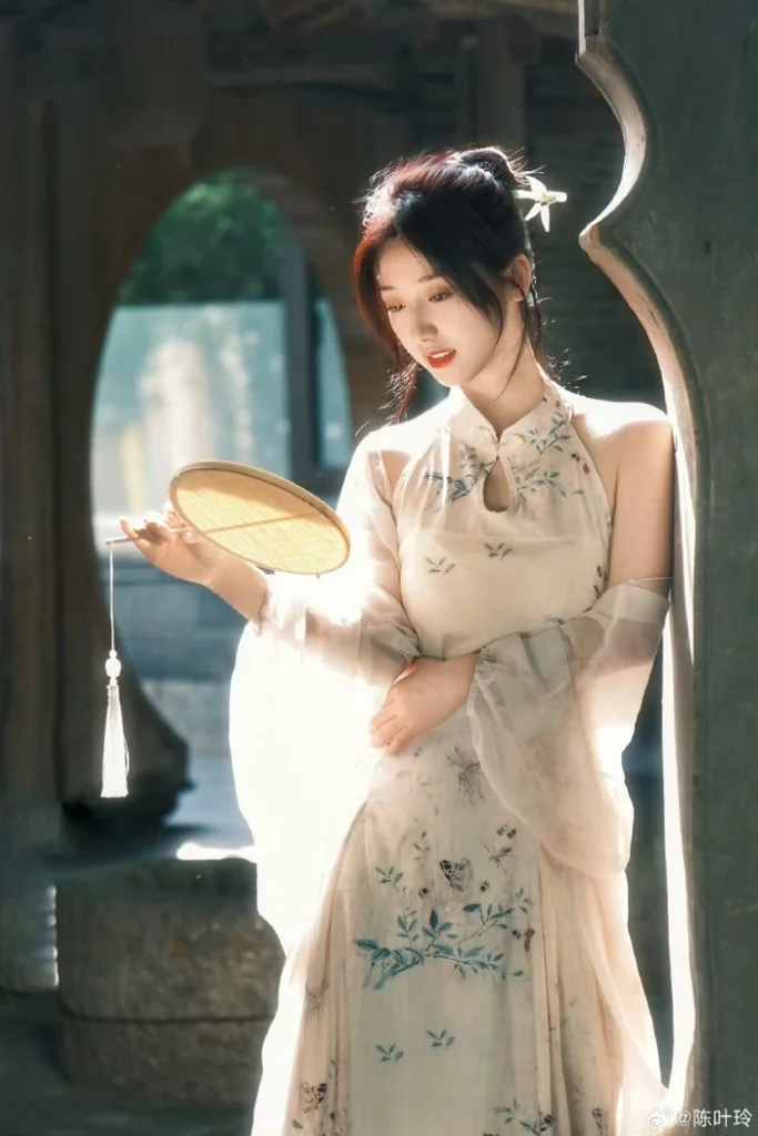 Gái mặc sườn xám tôn đường cong