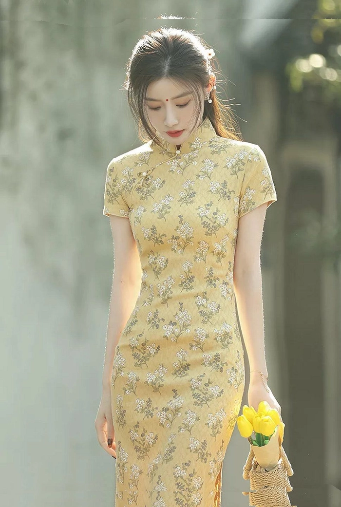 Gái mặc sườn xám tôn nét duyên