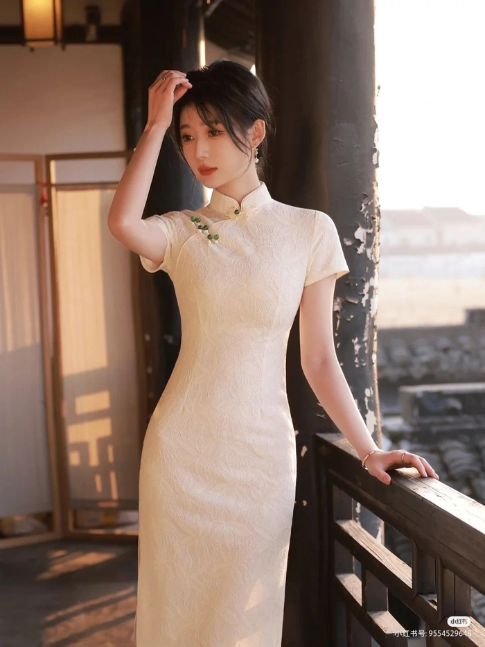 Gái mặc sườn xám vẻ đẹp tinh tế