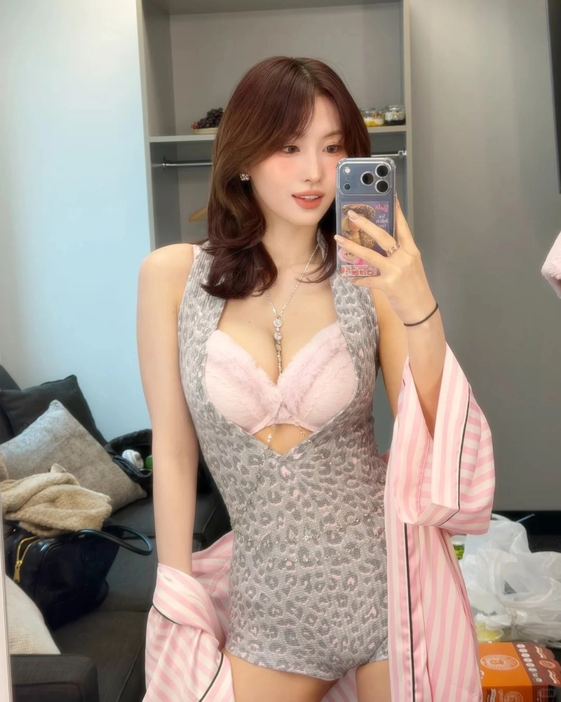 Gái xinh Hàn Quốc mặc bikini đi biển