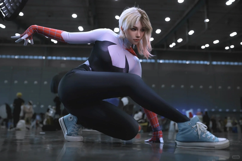 Gái xinh biến hóa thành Người Nhện nữ