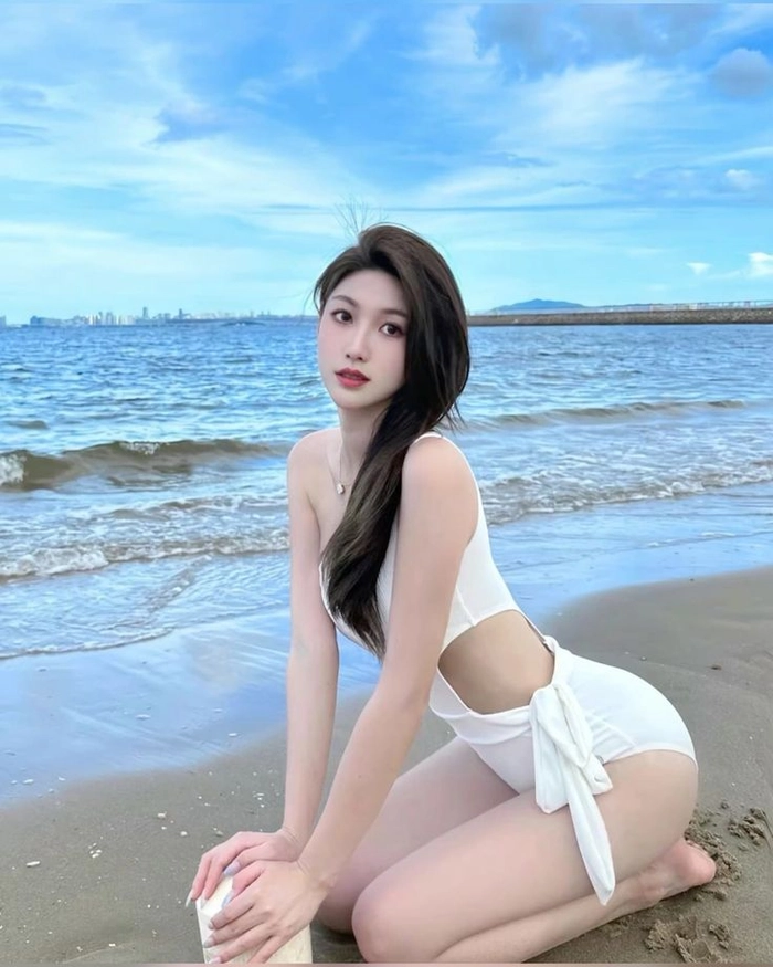 Gái xinh bikini trắng phong cách quyến rũ