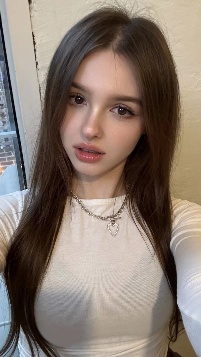 Gái xinh châu Âu phong cách quyến rũ hiện đại