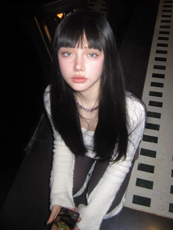 Gái xinh châu Âu phong cách sexy hiện đại