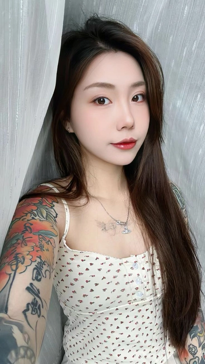 Gái xinh có hình xăm thu hút người xem