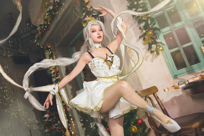 Gái xinh cosplay Liên Quân pose dáng
