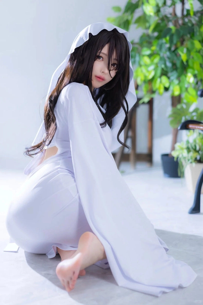 Gái xinh cosplay ma với trang phục trắng