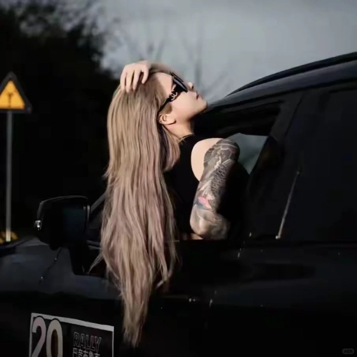 Gái xinh cực ngầu mặc đồ đen cá tính