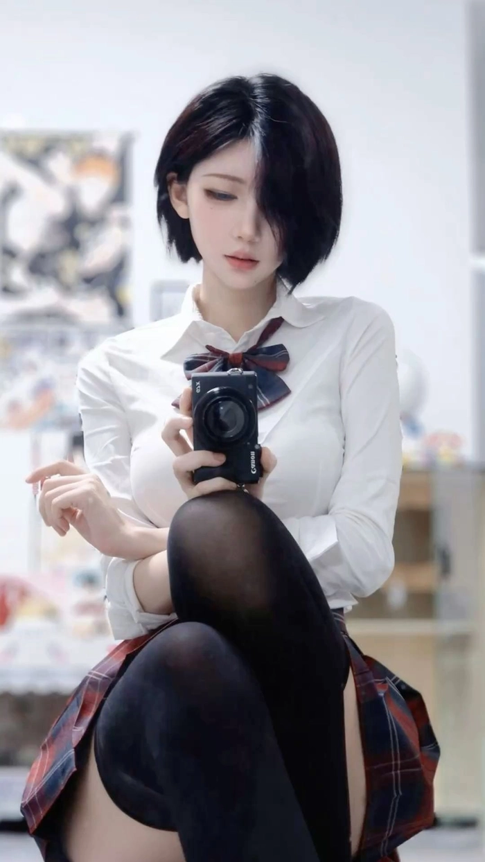 Gái xinh da trắng mặc váy ngắn cá tính