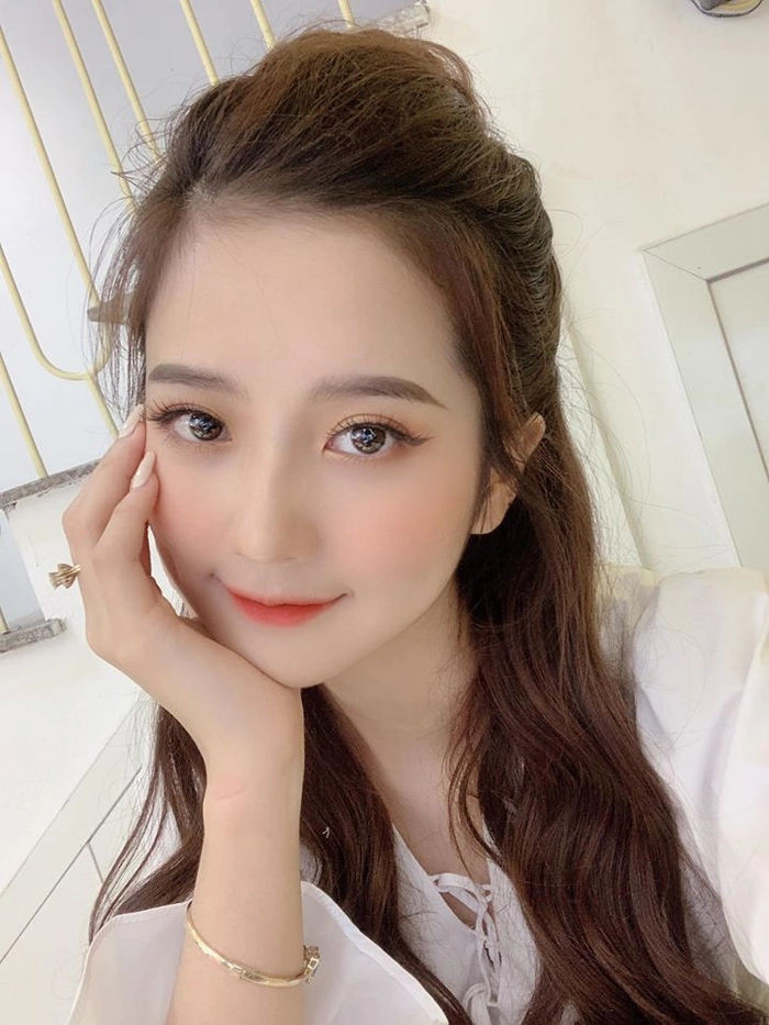 Gái xinh đại học phong cách gợi cảm