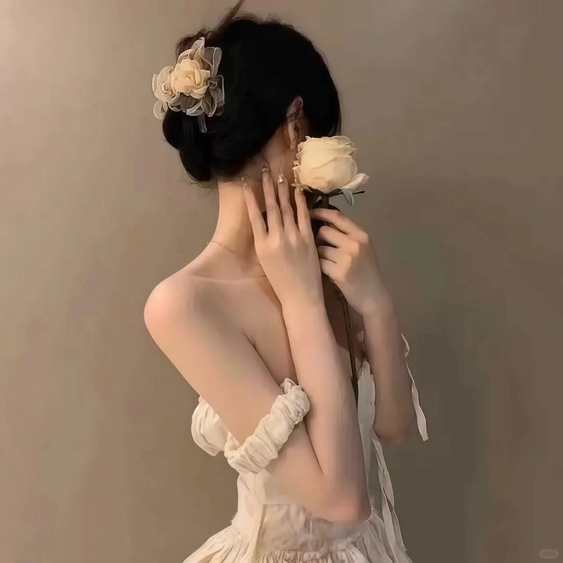 Gái xinh diện đồ xuyên thấu phong cách táo bạo