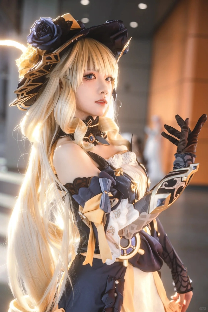 Gái xinh diện outfit Genshin đầy mê hoặc