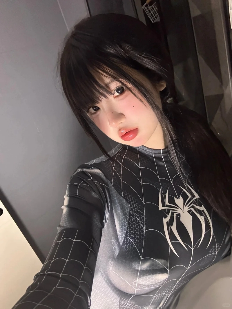 Gái xinh diện suit Người Nhện sexy