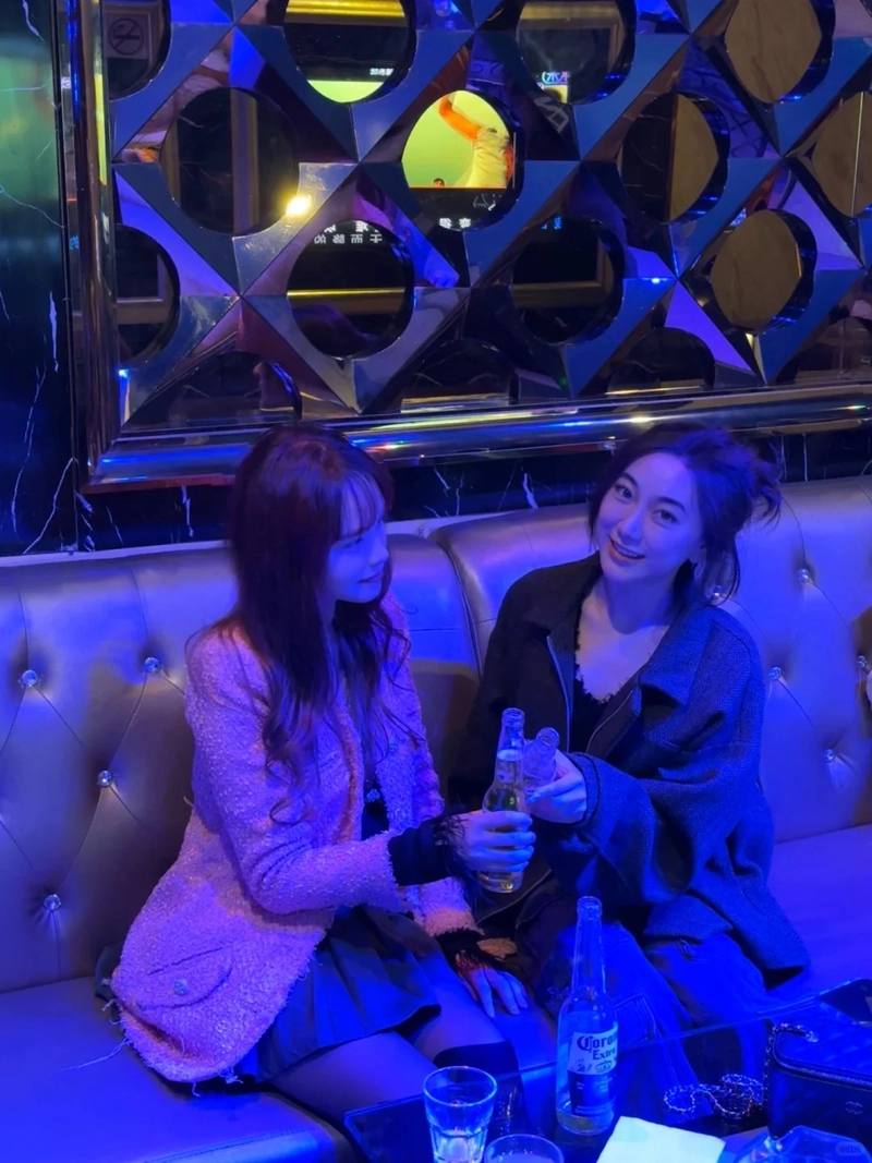 Gái xinh giải trí karaoke ban đêm