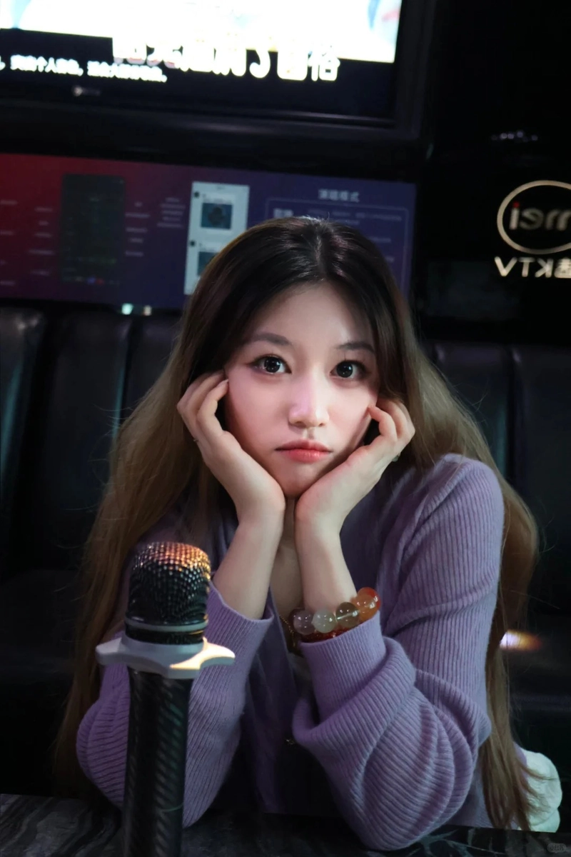 Gái xinh giải trí karaoke đầy cuốn hút