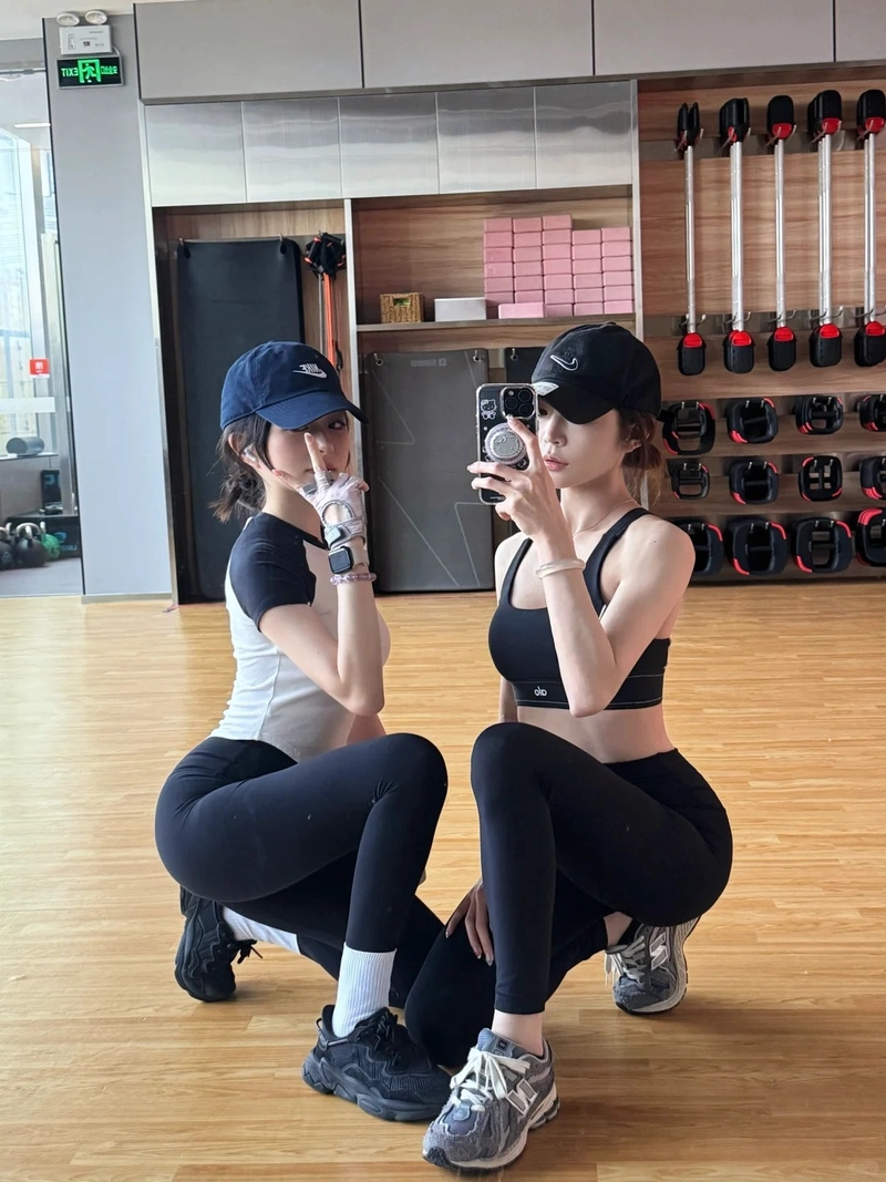 Gái xinh gym khoe dáng săn chắc