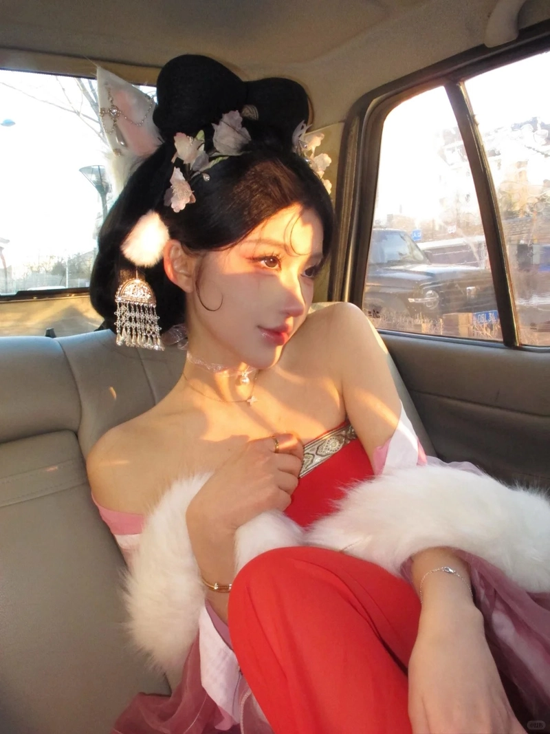 Gái xinh hóa thân hồ ly sexy