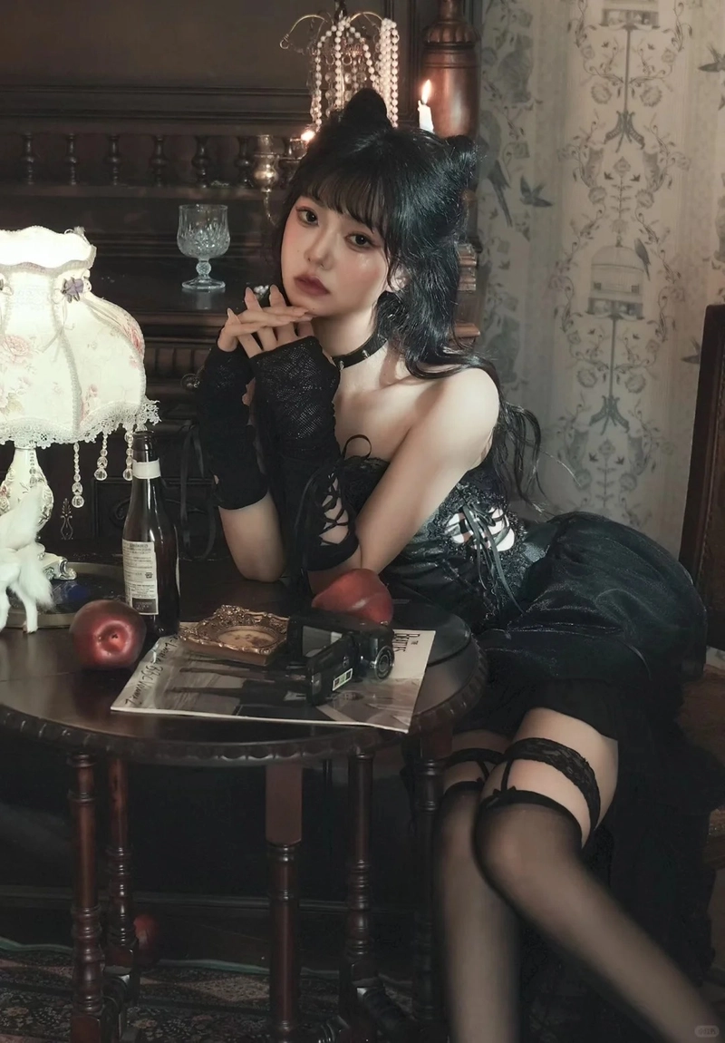 Gái xinh hóa thân mèo đen cá tính