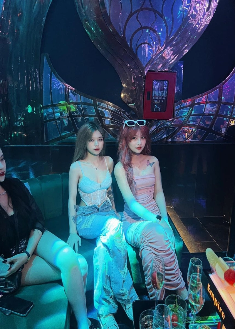 Gái xinh karaoke dáng đẹp quyến rũ