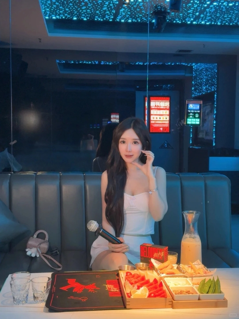 Gái xinh karaoke dáng ngồi quyến rũ