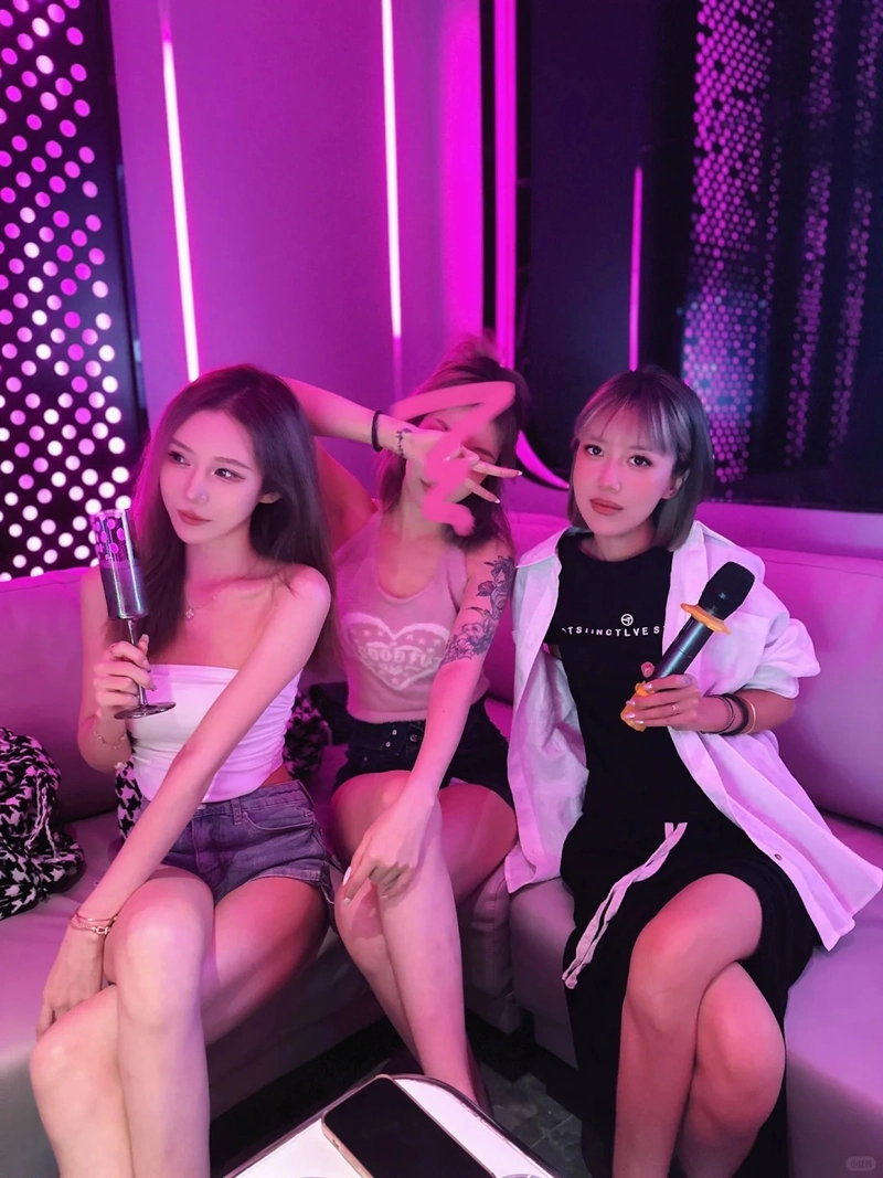 Gái xinh karaoke giải trí cuối tuần