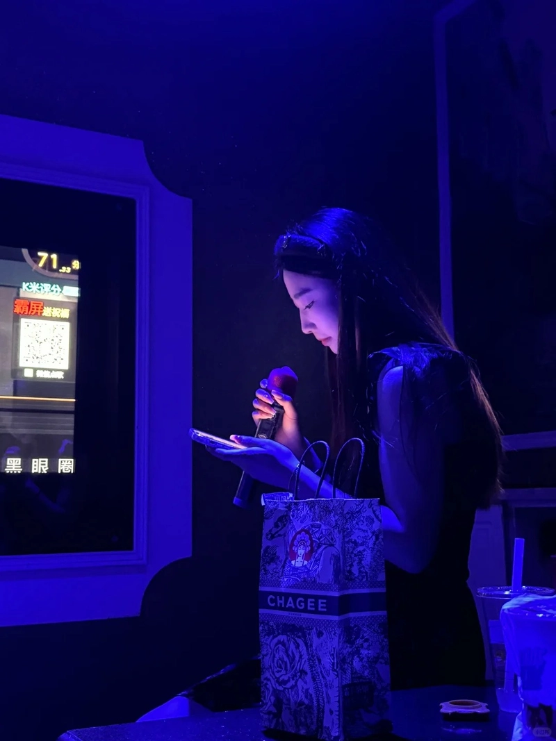 Gái xinh karaoke không gian giải trí