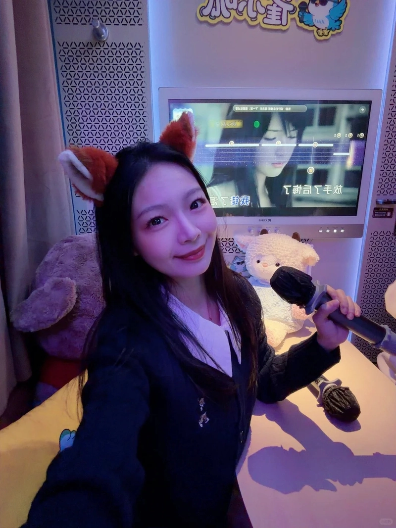 Gái xinh karaoke phong cách cá tính