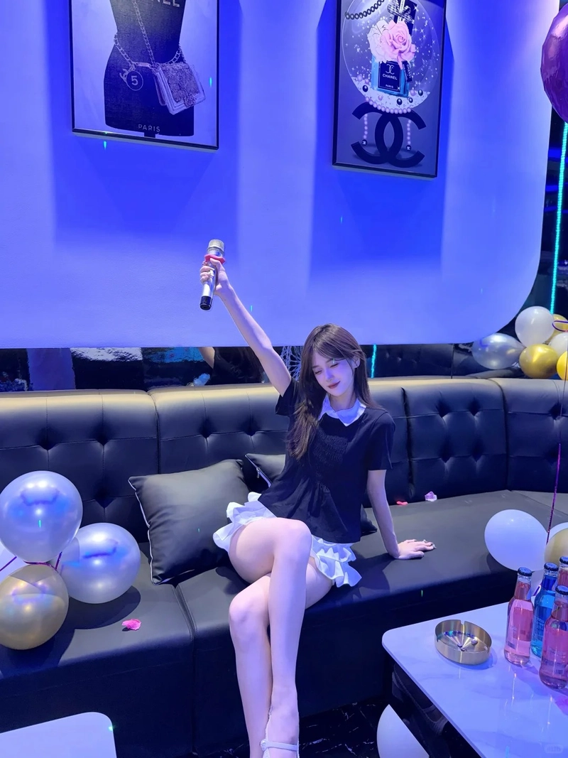 Gái xinh karaoke phong cách hiện đại