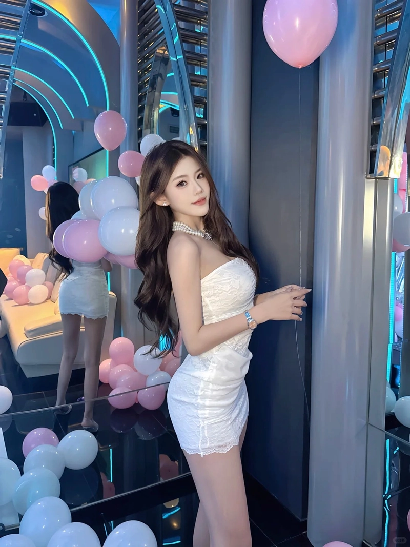 Gái xinh karaoke phong cách nổi bật