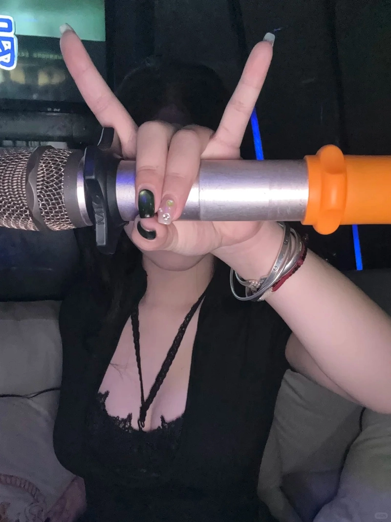 Gái xinh karaoke phong cách quyến rũ