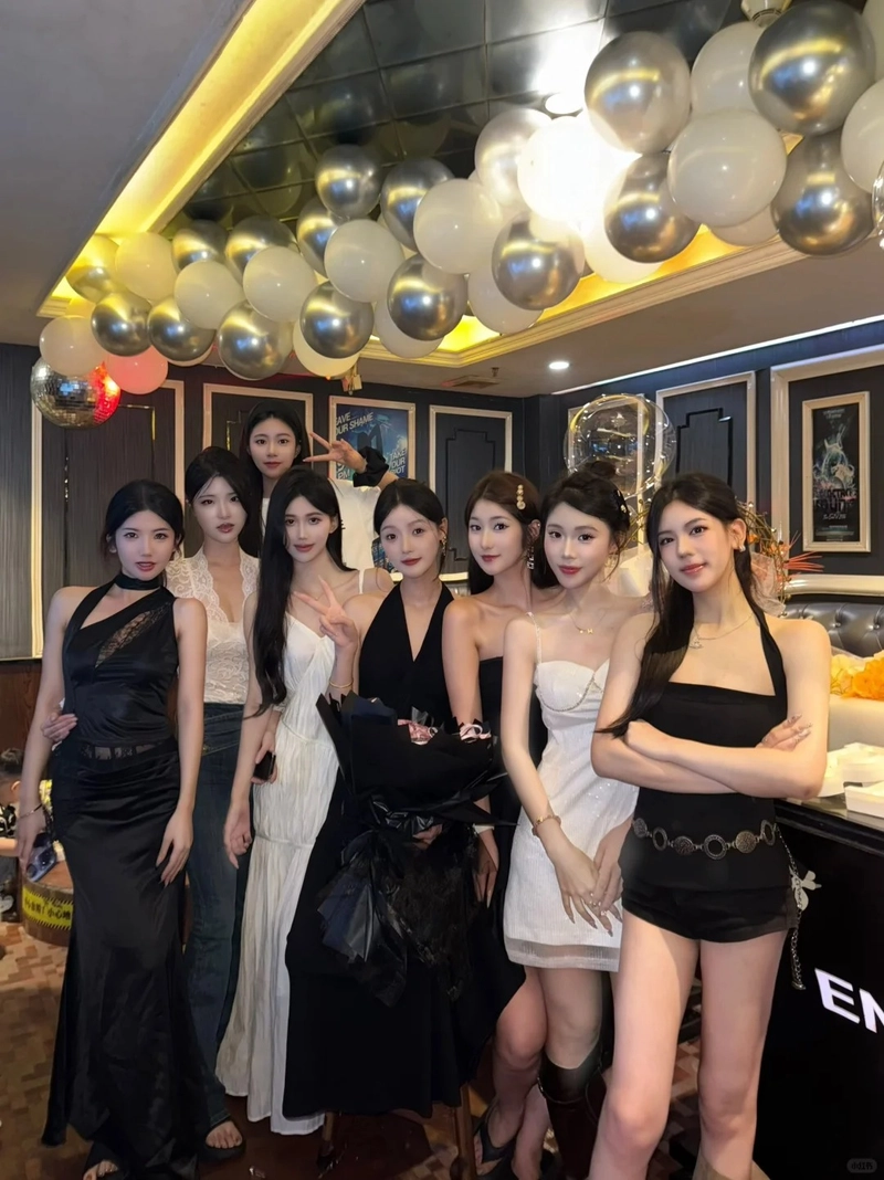 Gái xinh karaoke sexy thu hút ánh nhìn