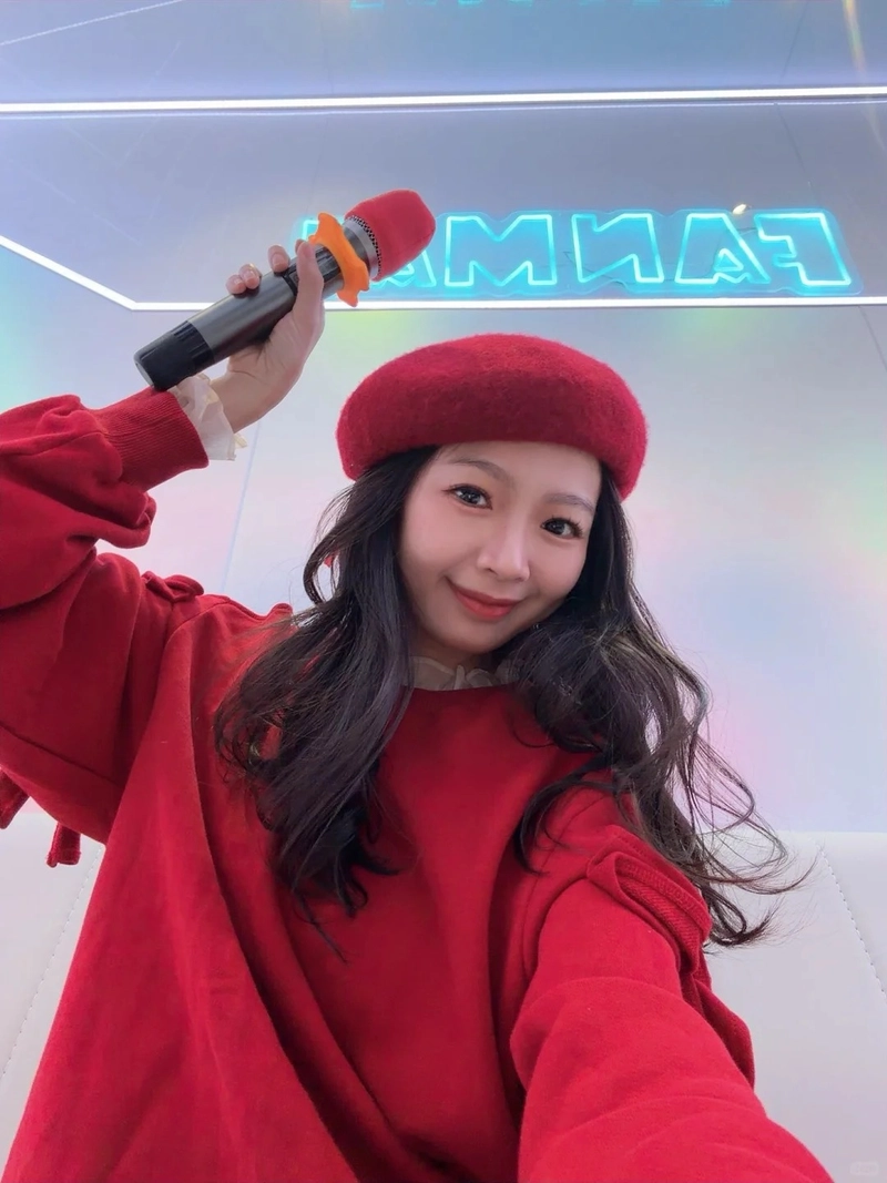 Gái xinh karaoke thần thái tự tin