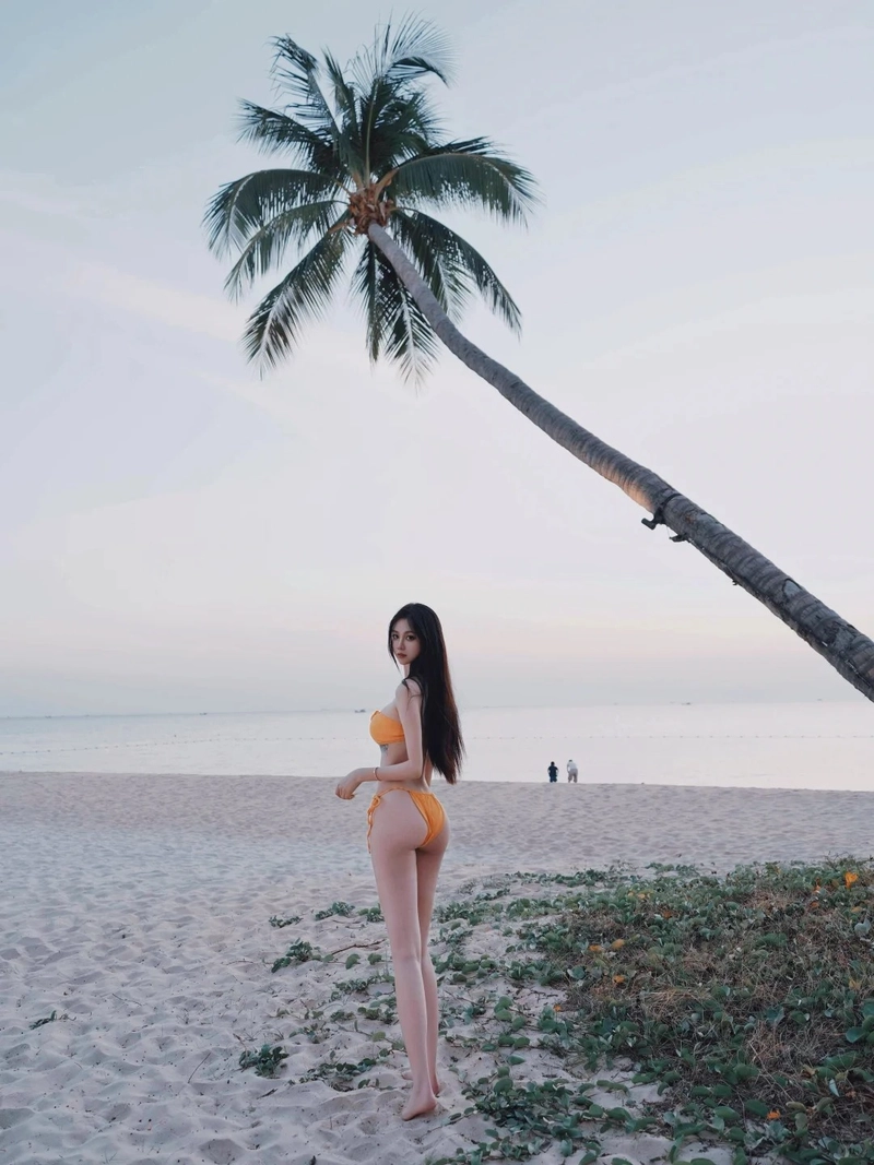 Gái xinh mặc bikini đi biển nổi bật