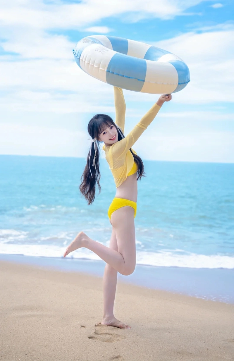 Gái xinh mặc bikini đi biển trẻ trung