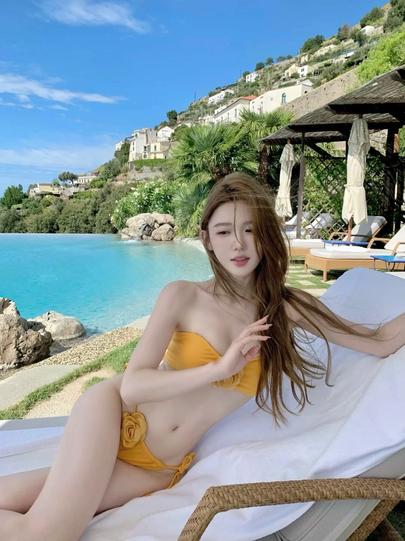 Gái xinh mặc bikini đi biển tự nhiên