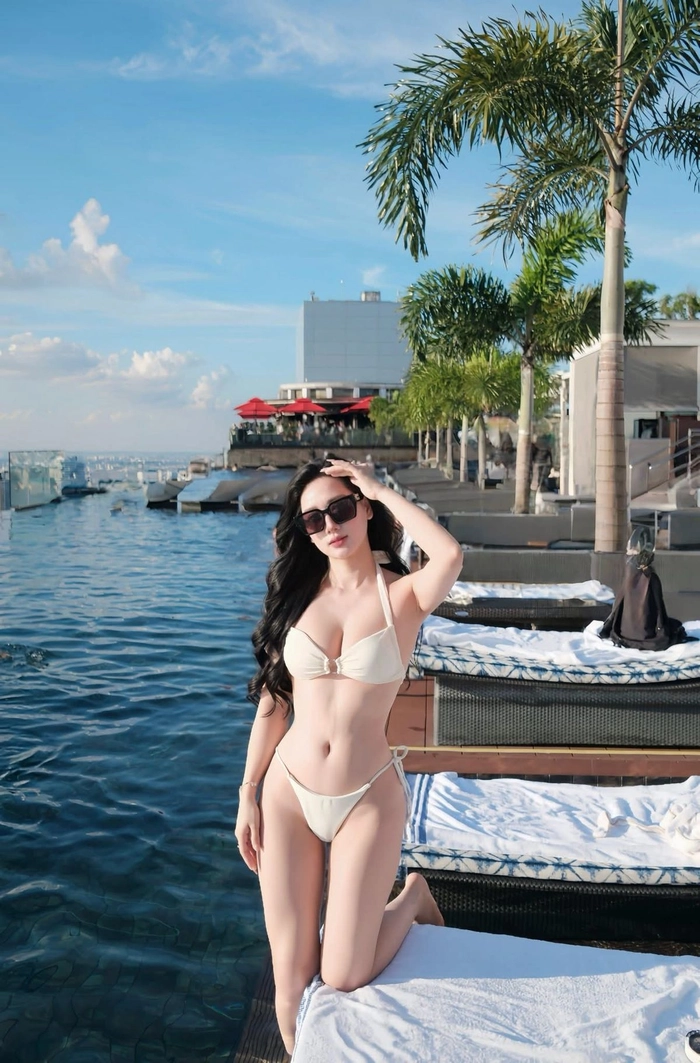 Gái xinh mặc bikini màu trắng sang trọng