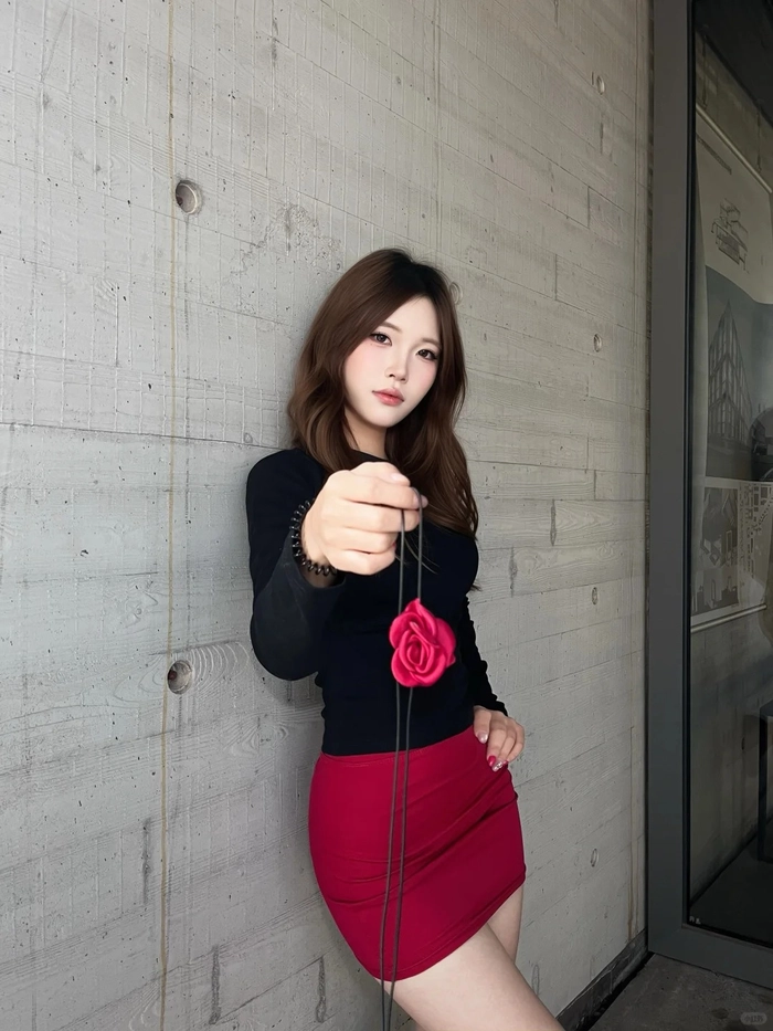 Gái xinh mặc đầm body phong cách hiện đại