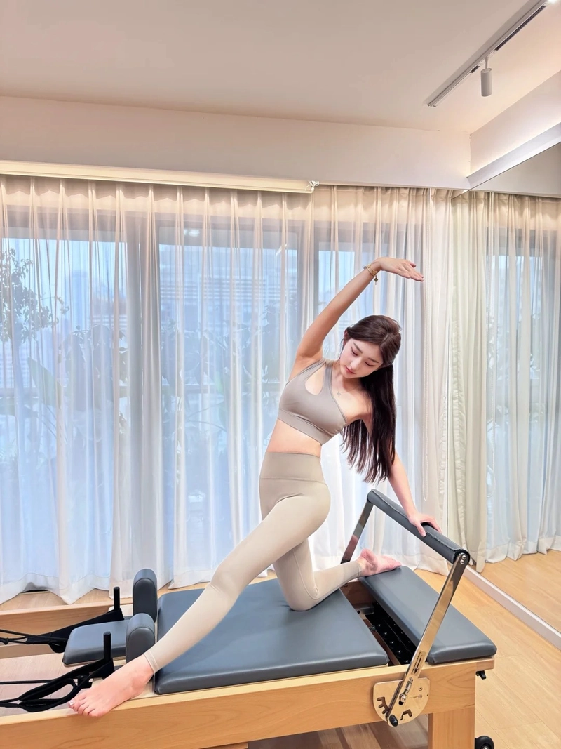 Gái xinh mặc đồ tập gym tôn dáng