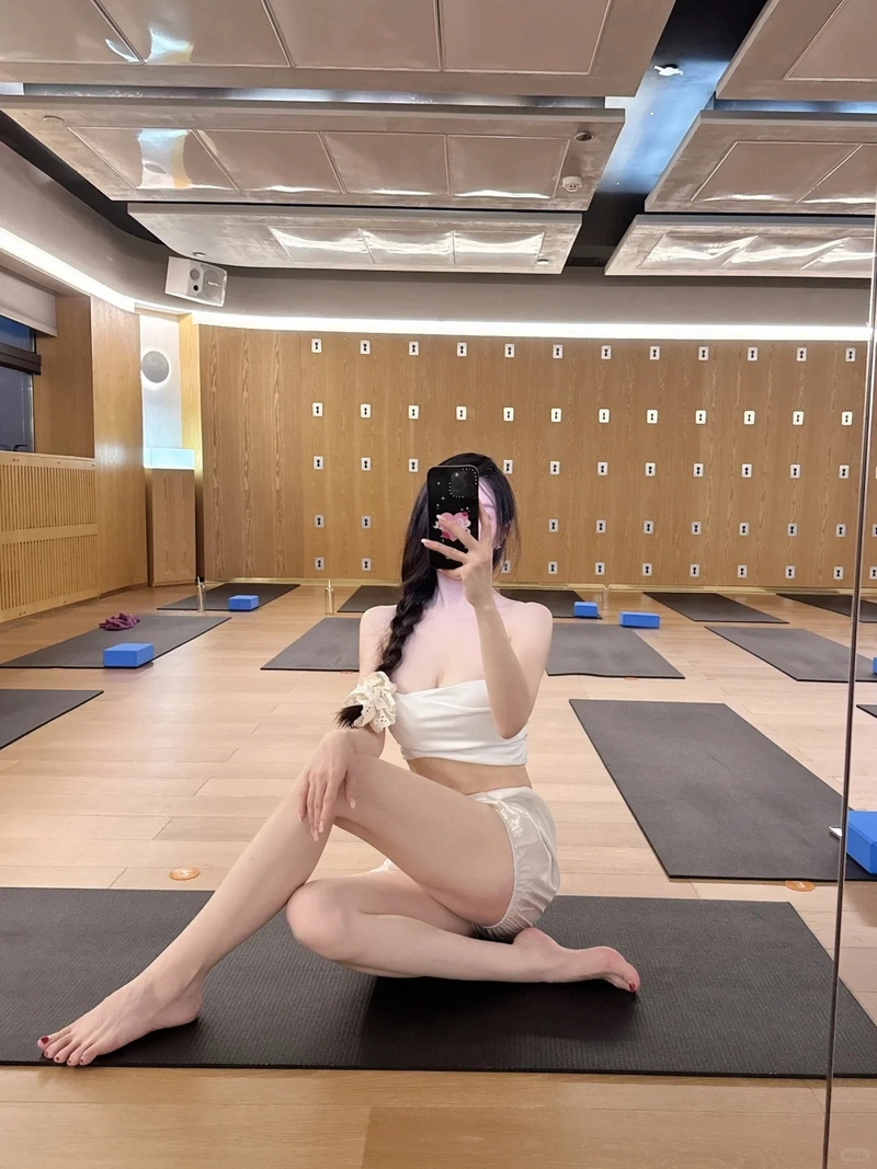 Gái xinh mặc đồ tập gym trẻ trung