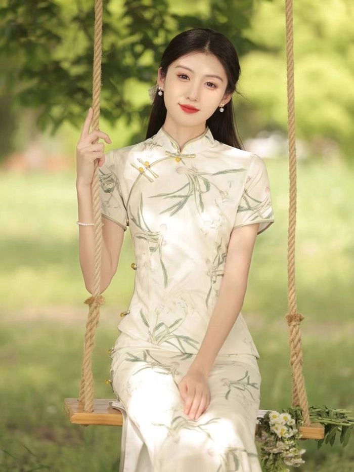 Gái xinh mặc sườn xám sexy thanh lịch