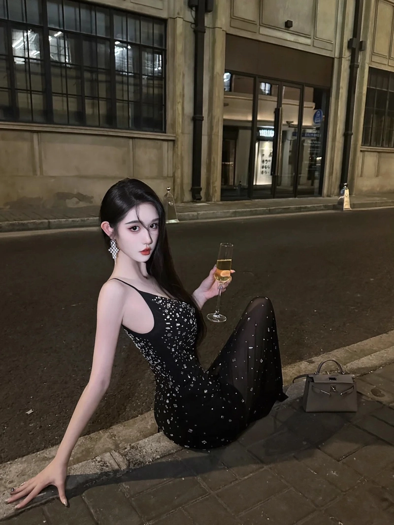 Gái xinh mặc váy bó tôn dáng