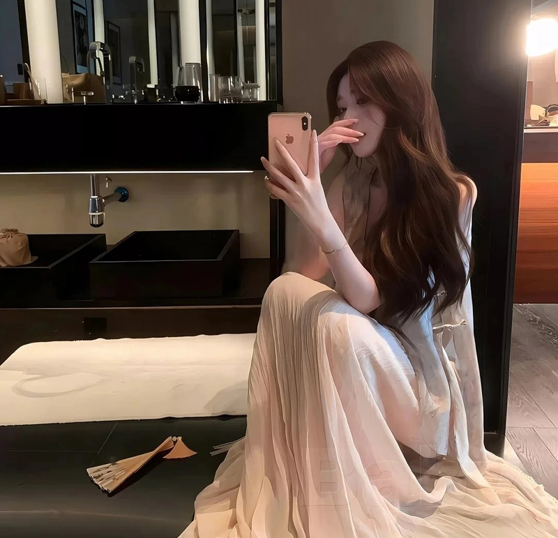 Gái xinh mặc váy dài dịu dàng