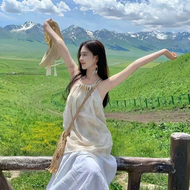 Gái xinh mặc váy dài phong thái nữ tính