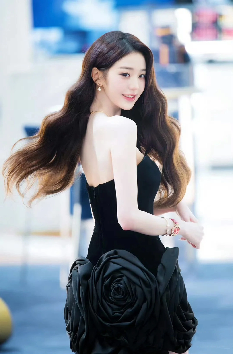 Gái xinh mặc váy đen ngắn đáng yêu