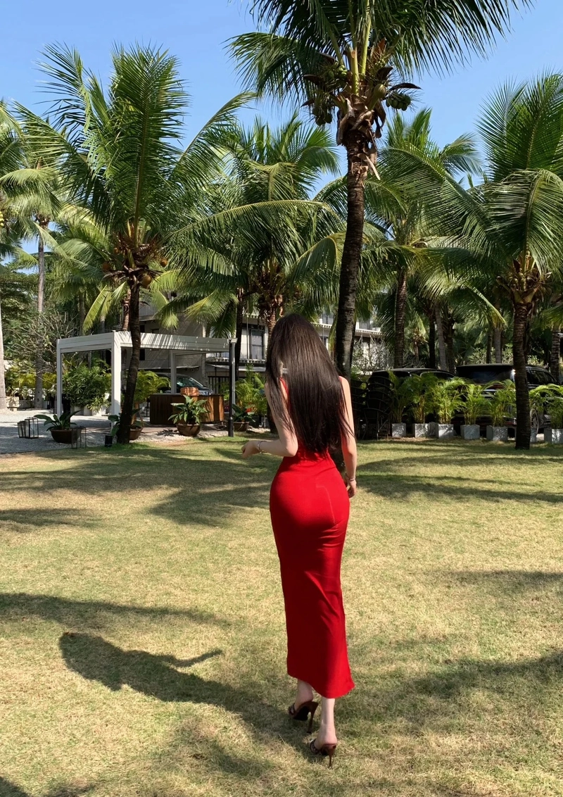 Gái xinh mặc váy đỏ nổi bật