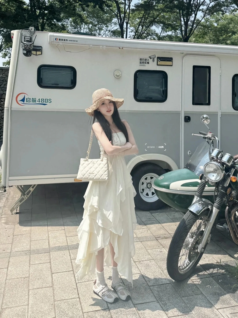 Gái xinh mặc váy xếp ly duyên dáng