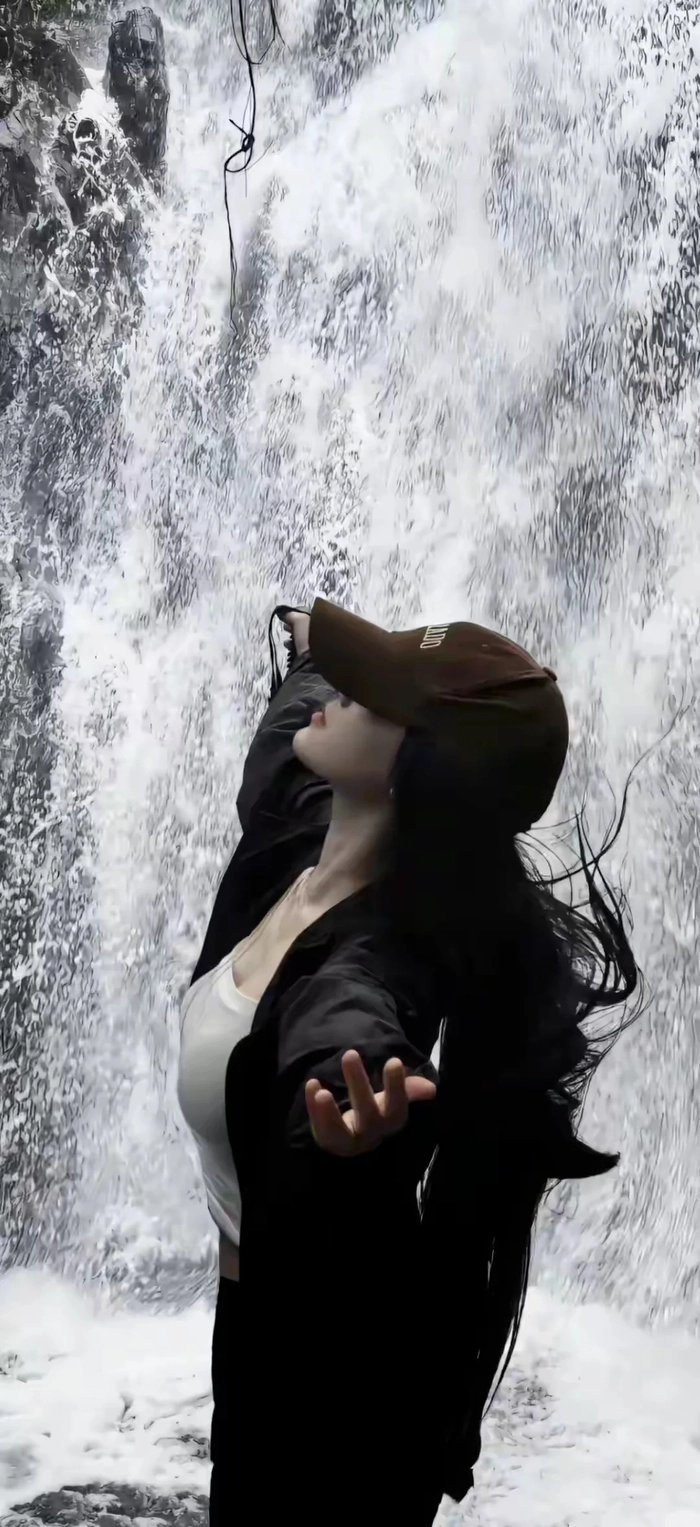 Gái xinh ngầu lòi diện outfit trendy