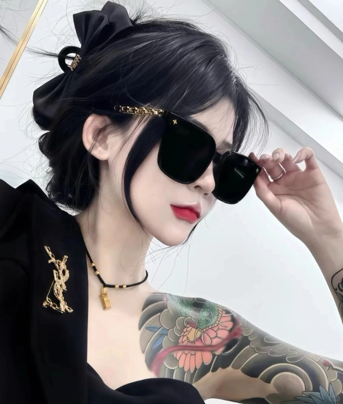 Gái xinh ngầu lòi tạo dáng nổi bật