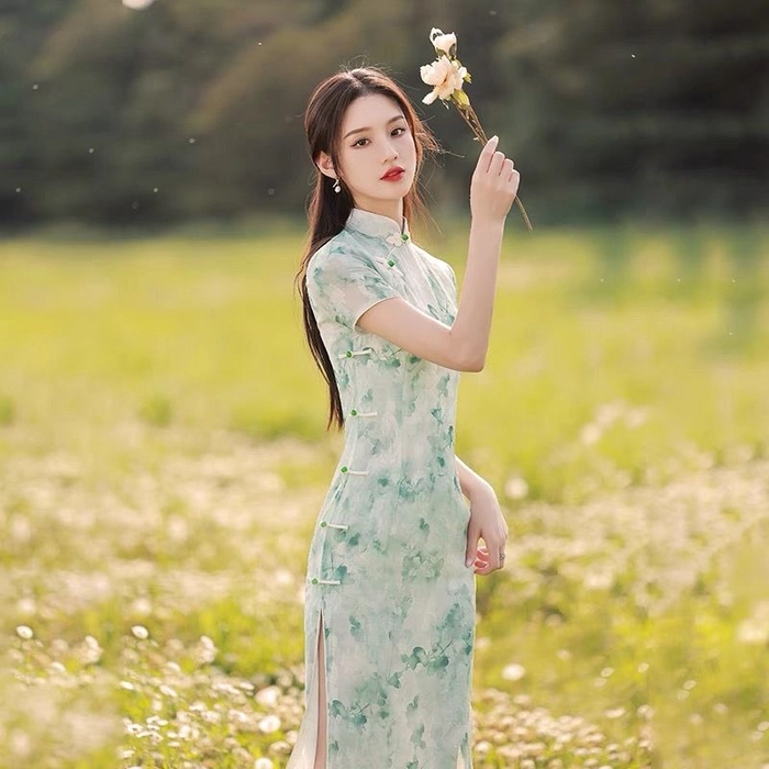 Gái xinh sườn xám phong thái tự tin