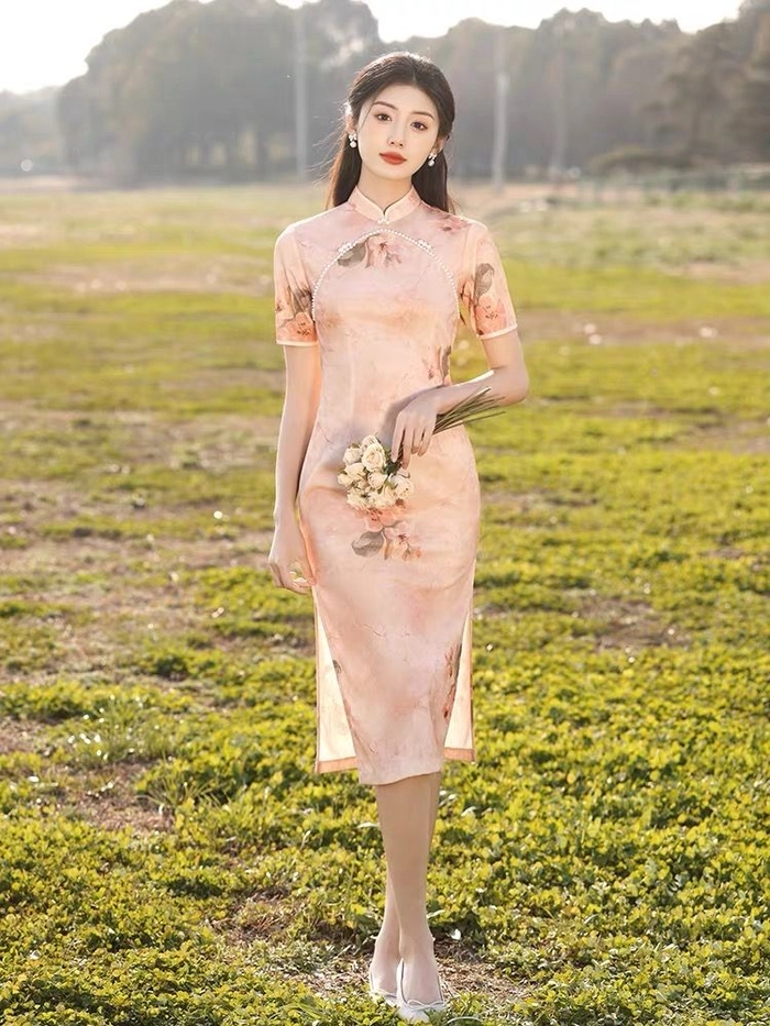 Gái xinh sườn xám thu hút người xem